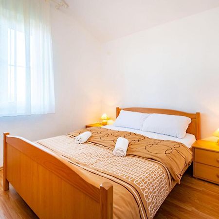 2 Bedroom Amazing Apartment In Neviđane Екстериор снимка