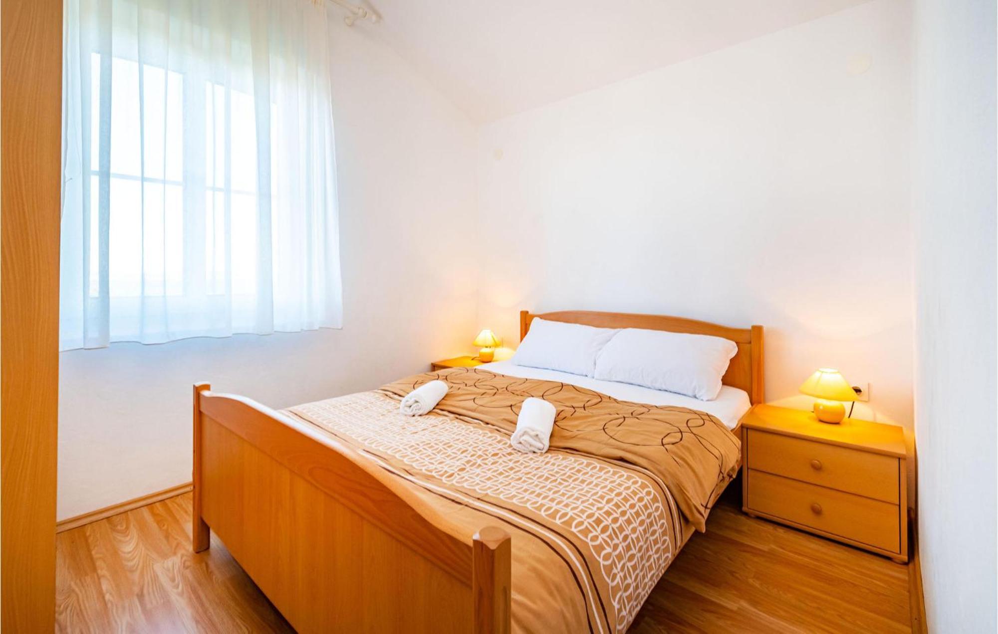 2 Bedroom Amazing Apartment In Neviđane Екстериор снимка