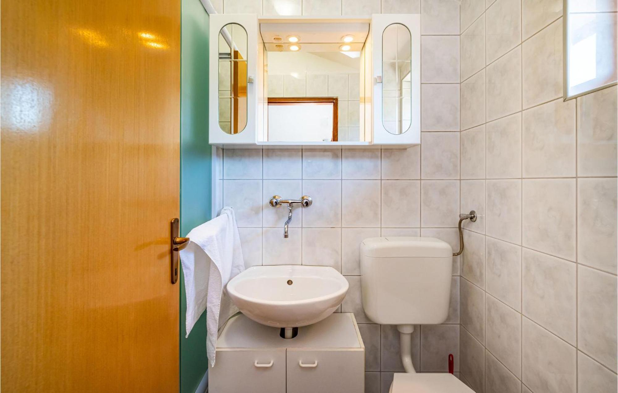 2 Bedroom Amazing Apartment In Neviđane Екстериор снимка