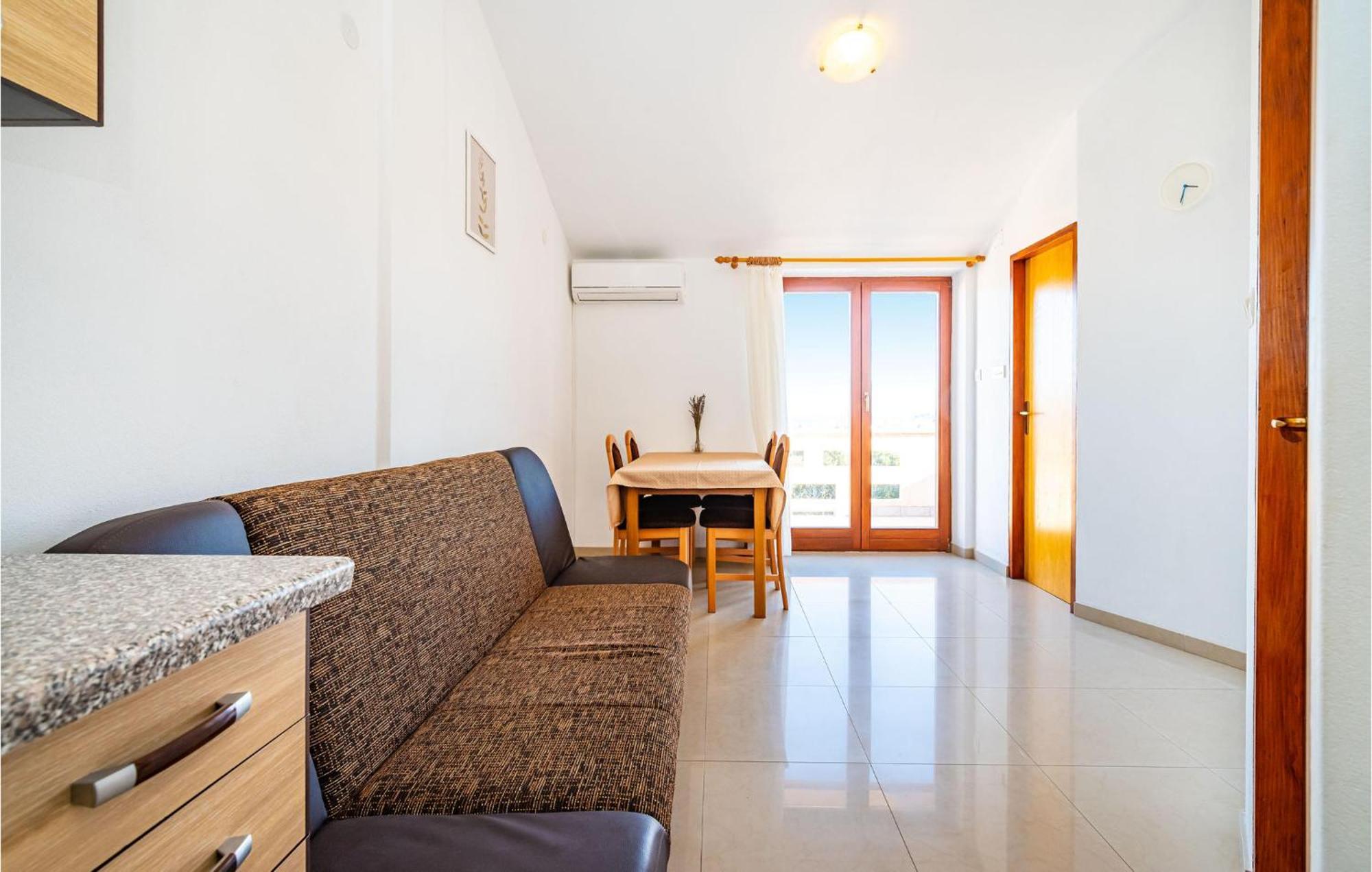 2 Bedroom Amazing Apartment In Neviđane Екстериор снимка