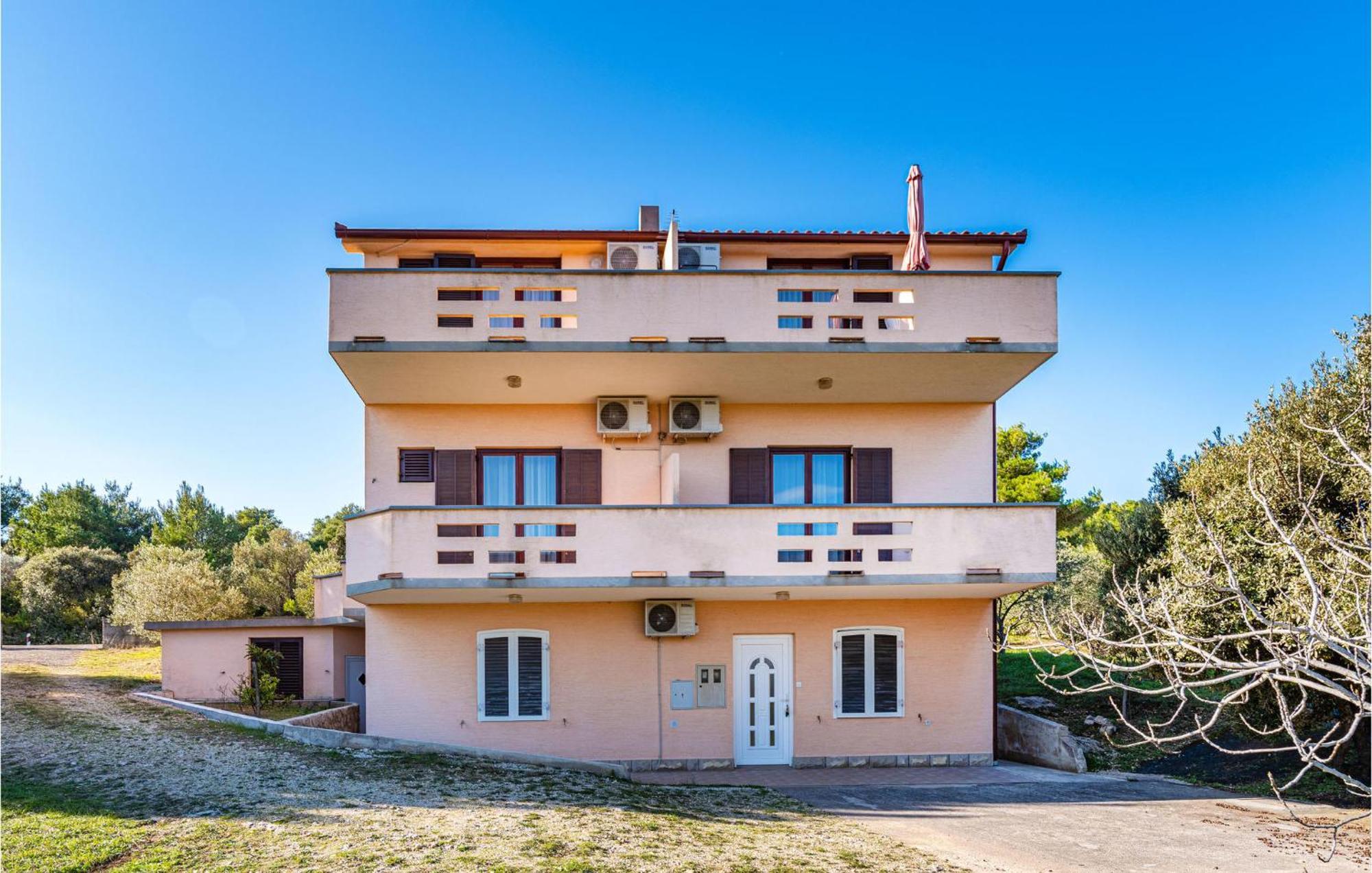2 Bedroom Amazing Apartment In Neviđane Екстериор снимка