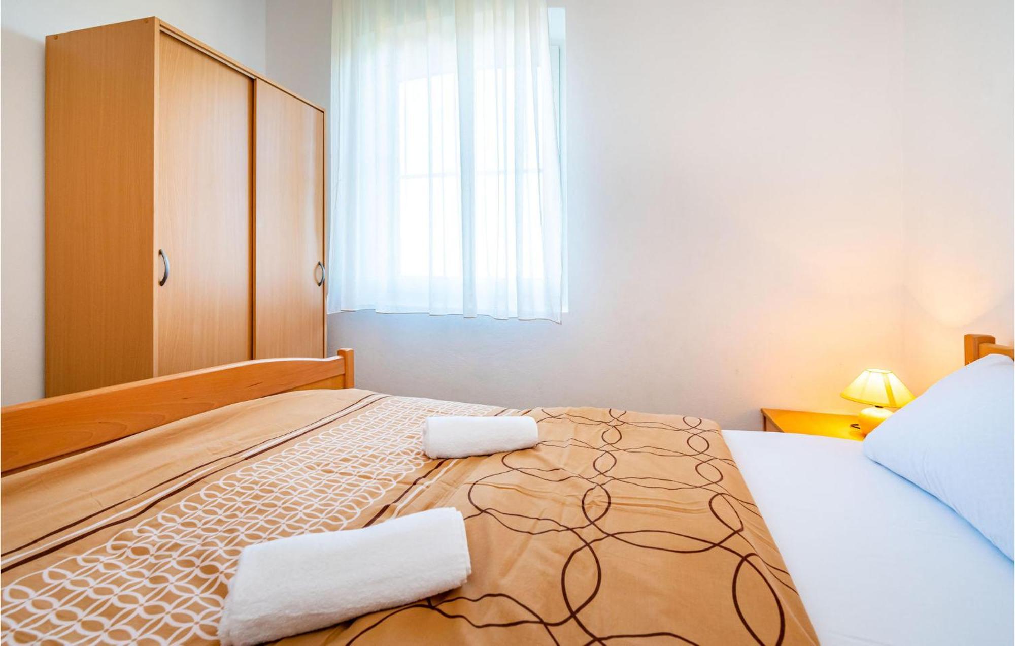 2 Bedroom Amazing Apartment In Neviđane Екстериор снимка