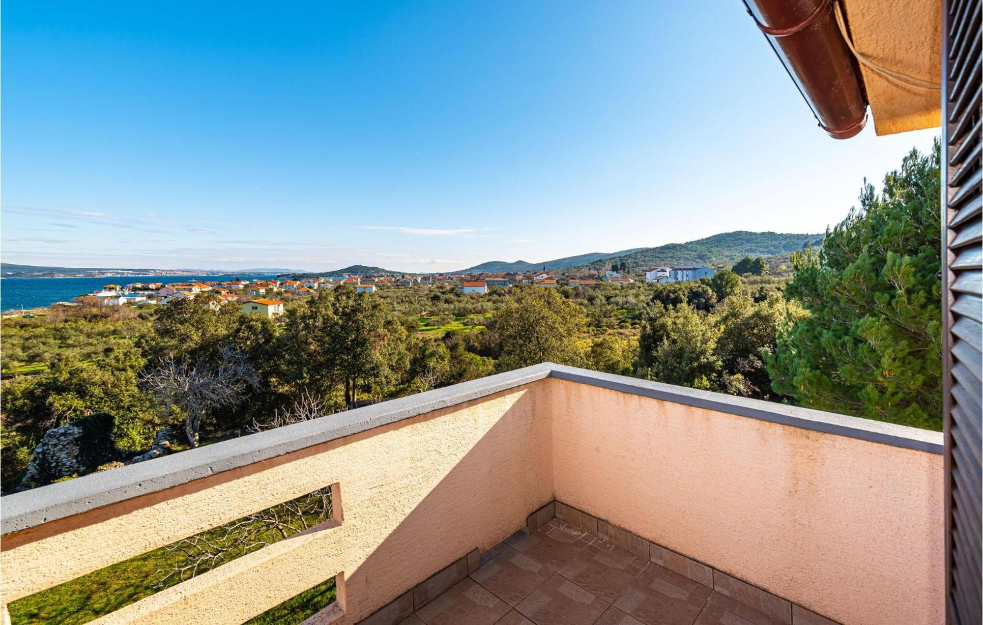 2 Bedroom Amazing Apartment In Neviđane Екстериор снимка